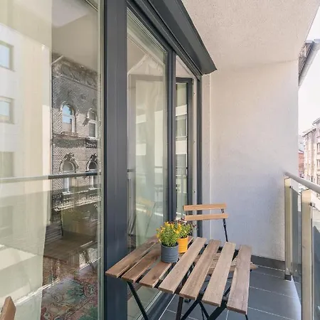 Corvin With Balcony And Ac דירה